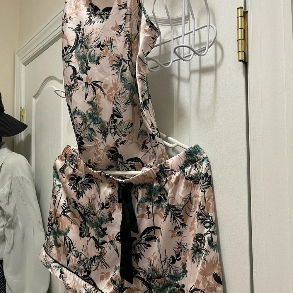 Victoria’s Secret cozy Silky feeling pajamas, shorts and tops new condition - Picture 7 of 8